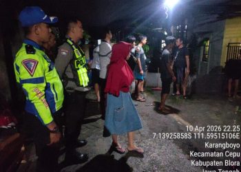 Seorang ibu di Blora meninggal tersetrum saat rumah kebanjiran. Anak korban selamat dan kini dirawat intensif di rumah sakit.