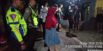 Seorang ibu di Blora meninggal tersetrum saat rumah kebanjiran. Anak korban selamat dan kini dirawat intensif di rumah sakit.