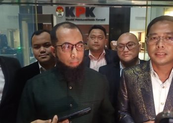 Khalid Basalamah mengembalikan uang terkait kuota haji ke KPK senilai Rp8,4 miliar. Simak penjelasan lengkap dari saksi dalam kasus ini. (Foto: Okezone)