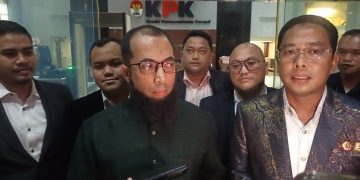 Khalid Basalamah mengembalikan uang terkait kuota haji ke KPK senilai Rp8,4 miliar. Simak penjelasan lengkap dari saksi dalam kasus ini. (Foto: Okezone)