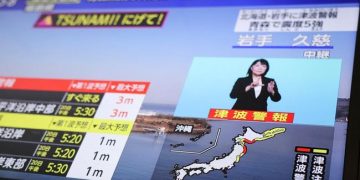 Gempa kuat di Jepang picu peringatan tsunami. WNI ungkap guncangan lama dan situasi mencekam saat kejadian. (Foto: REUTERS/Issei Kato)