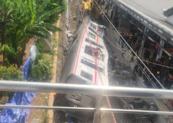 Gerbong wanita KRL dievakuasi ke tepi rel usai kecelakaan di Bekasi Timur. Proses masih berlangsung, layanan KRL dibatasi hingga Stasiun Bekasi. (Foto: BeritaNasional/Bachtiarudin)