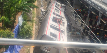 Gerbong wanita KRL dievakuasi ke tepi rel usai kecelakaan di Bekasi Timur. Proses masih berlangsung, layanan KRL dibatasi hingga Stasiun Bekasi. (Foto: BeritaNasional/Bachtiarudin)