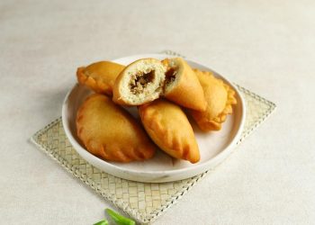 Resep panada khas Manado dengan adonan lembut dan isian cakalang pedas gurih. Cocok untuk camilan atau ide jualan rumahan. (Foto: indonesia.travel)