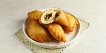 Resep panada khas Manado dengan adonan lembut dan isian cakalang pedas gurih. Cocok untuk camilan atau ide jualan rumahan. (Foto: indonesia.travel)