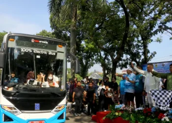 Bus listrik rute Bojonggede Sentul mulai beroperasi gratis selama 3 bulan. Ini langkah Pemkab Bogor hadirkan transportasi ramah lingkungan. (Foto : Hendi Novian/Radar Bogor)