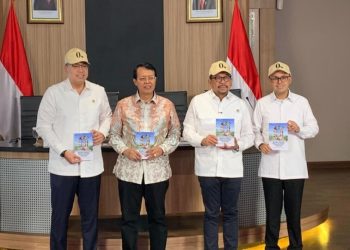 Pemerintah meluncurkan buku saku program kesejahteraan untuk memudahkan masyarakat mengakses bantuan dan meningkatkan transparansi. (Foto: Bisnis-Akbar Evandio)