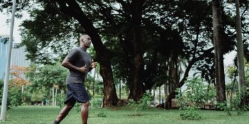 Olahraga berat hanya di akhir pekan bisa meningkatkan risiko saraf kejepit. Kenali bahaya dan gejalanya sejak dini. (Foto: ANTARA/Pexels/Ketut Subiyanto)