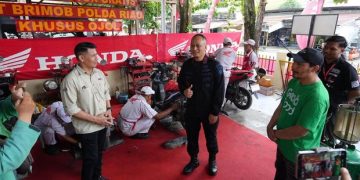 Bengkel gratis khusus ojol resmi dibuka di Pekanbaru oleh Polda Riau. Program ini menyediakan servis ringan dan ganti oli setiap hari. (Foto: Detik)
