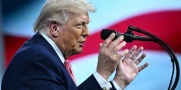 Trump beri sinyal serangan baru ke Iran dalam waktu dekat. Pernyataan keras soal konflik dan ancaman kembali mencuat. (Foto: AFP/MANDEL NGAN)