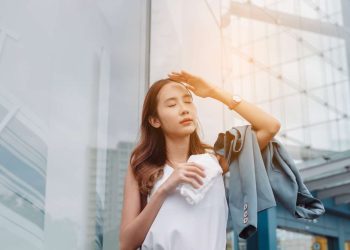 Simak tips liburan sehat saat cuaca panas agar terhindar dari dehidrasi dan kelelahan. Tetap nyaman dan fit selama perjalanan. (Foto: Shutterstock)