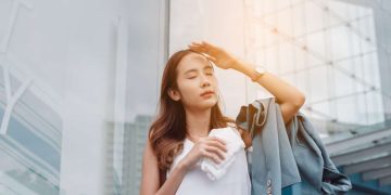 Simak tips liburan sehat saat cuaca panas agar terhindar dari dehidrasi dan kelelahan. Tetap nyaman dan fit selama perjalanan. (Foto: Shutterstock)