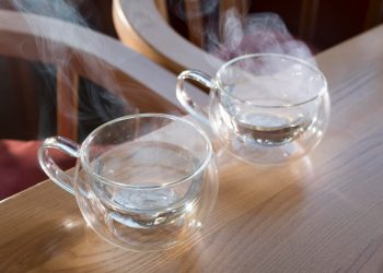 Ketahui waktu terbaik minum air hangat untuk melancarkan pencernaan dan menjaga kesehatan tubuh menurut ahli medis.