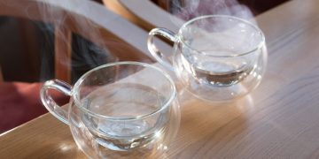 Ketahui waktu terbaik minum air hangat untuk melancarkan pencernaan dan menjaga kesehatan tubuh menurut ahli medis.