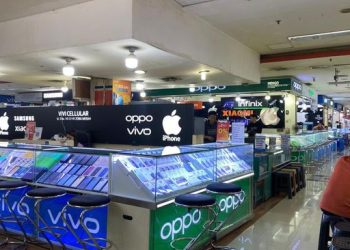 Pasar smartphone global turun akibat krisis memori dan lemahnya permintaan. Produsen mulai ubah strategi di awal tahun. (Foto: cnbc indonesia/novina putri bestari)