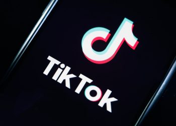 Simak cara normalisasi akun TikTok yang salah blokir akibat aturan perlindungan anak PP Tunas. (Foto: Chesnot/Getty Images)