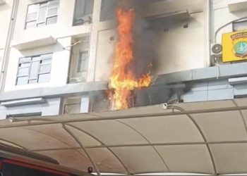 Kebakaran terjadi di Polres Jakarta Barat pagi ini. Api berhasil dipadamkan dan petugas masih melakukan pendinginan di lokasi. (Foto: idntimes.com)