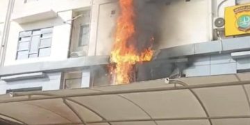 Kebakaran terjadi di Polres Jakarta Barat pagi ini. Api berhasil dipadamkan dan petugas masih melakukan pendinginan di lokasi. (Foto: idntimes.com)