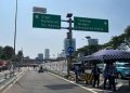 Akses keluar Tol Slipi arah Grogol ditutup sementara imbas demo buruh May Day di DPR. Pengendara diminta gunakan jalur alternatif. (Foto: liputan6.com)