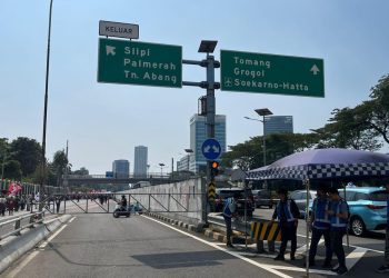 Akses keluar Tol Slipi arah Grogol ditutup sementara imbas demo buruh May Day di DPR. Pengendara diminta gunakan jalur alternatif. (Foto: liputan6.com)