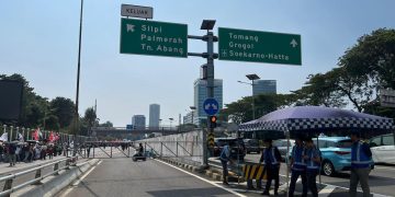 Akses keluar Tol Slipi arah Grogol ditutup sementara imbas demo buruh May Day di DPR. Pengendara diminta gunakan jalur alternatif. (Foto: liputan6.com)