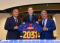 Barcelona resmi merekrut Anthony Gordon dari Newcastle United dengan kontrak hingga 2031. Winger Inggris itu diproyeksikan menjadi andalan masa depan tim.