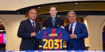 Barcelona resmi merekrut Anthony Gordon dari Newcastle United dengan kontrak hingga 2031. Winger Inggris itu diproyeksikan menjadi andalan masa depan tim.