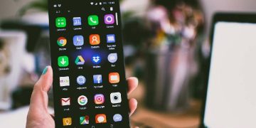 HP Android lemot tidak harus diganti. Simak cara mudah meningkatkan performa HP lama agar kembali cepat dan stabil. (Foto: Canva)