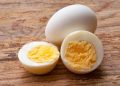 Telur kaya nutrisi, tetapi konsumsi berlebihan bisa memicu kolesterol tinggi. Simak batas aman makan telur menurut ahli gizi.