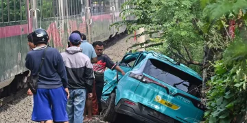 Polisi periksa saksi dari Vinfast Auto dalam kasus kecelakaan kereta Bekasi Timur yang menewaskan 16 orang dan melukai puluhan lainnya. (Foto: Antara Foto/Fakhri Hermansya)