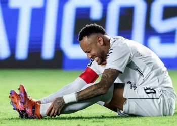 Neymar mengalami cedera betis setelah masuk skuad Brasil untuk Piala Dunia 2026. Tim medis Santos memastikan kondisinya masih bisa pulih.