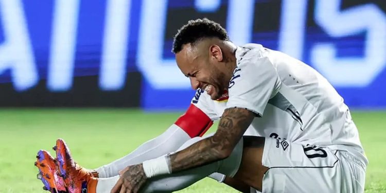 Neymar mengalami cedera betis setelah masuk skuad Brasil untuk Piala Dunia 2026. Tim medis Santos memastikan kondisinya masih bisa pulih.