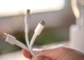 Kabel charger cepat rusak bukan karena cara menggulung. Simak penyebab utama dan cara merawatnya agar lebih awet.