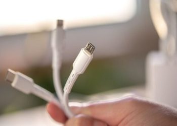 Kabel charger cepat rusak bukan karena cara menggulung. Simak penyebab utama dan cara merawatnya agar lebih awet.