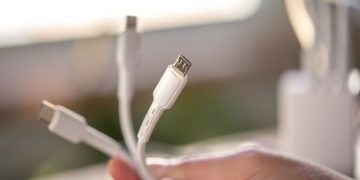 Kabel charger cepat rusak bukan karena cara menggulung. Simak penyebab utama dan cara merawatnya agar lebih awet.