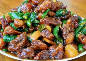 Resep daging kambing teriyaki ala rumahan yang empuk, gurih, dan anti prengus. Cocok jadi olahan daging kurban praktis dan lezat.