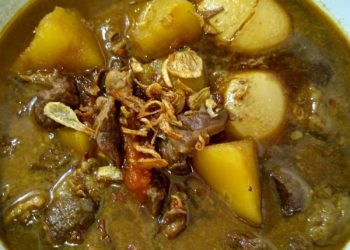Resep semur daging sapi dan kentang khas Betawi dengan kuah manis gurih yang meresap. Cocok untuk olahan daging kurban keluarga.