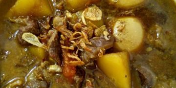 Resep semur daging sapi dan kentang khas Betawi dengan kuah manis gurih yang meresap. Cocok untuk olahan daging kurban keluarga.