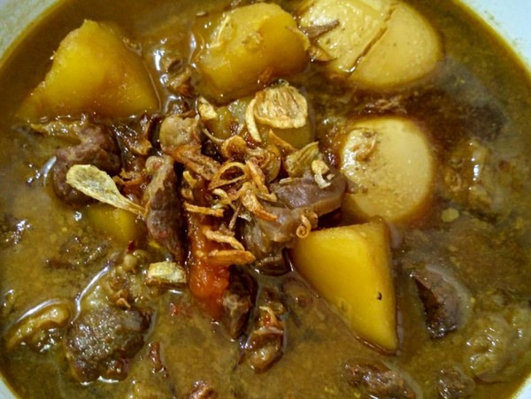Semur Daging Sapi dan Kentang Betawi, Kuah Kental Manis Gurih yang Bikin Nambah Terus!