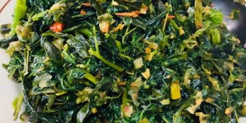 Resep tumis daun pepaya anti pahit dengan ikan teri dan santan gurih. Lengkap cara merebus daun pepaya agar tetap hijau dan lezat.