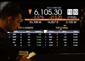 IHSG sempat jatuh ke level 5.000 pada perdagangan pagi ini, sementara rupiah melemah ke Rp17.700 per dolar AS akibat tekanan pasar global. (Foto: ANTARA FOTO/Dhemas Reviyanto)
