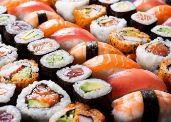 Banyak orang masih percaya mitos soal sushi, mulai dari ikan mentah hingga cara makan yang dianggap wajib. Simak fakta sebenarnya di sini.