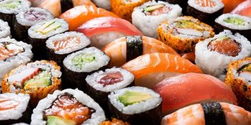 Banyak orang masih percaya mitos soal sushi, mulai dari ikan mentah hingga cara makan yang dianggap wajib. Simak fakta sebenarnya di sini.