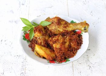 Resep ayam bumbu tomat lengkuas dengan rasa gurih, segar, dan pedas khas Nusantara. Praktis dibuat dan cocok jadi menu keluarga.