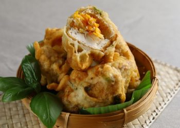Resep tahu isi sayuran pedas dengan tekstur renyah di luar dan gurih di dalam. Cocok jadi camilan keluarga saat santai di rumah. (Foto: SHUTTERSTOCK/E Dewi Ambarwati)