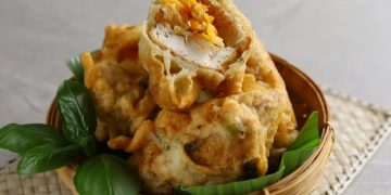 Resep tahu isi sayuran pedas dengan tekstur renyah di luar dan gurih di dalam. Cocok jadi camilan keluarga saat santai di rumah. (Foto: SHUTTERSTOCK/E Dewi Ambarwati)