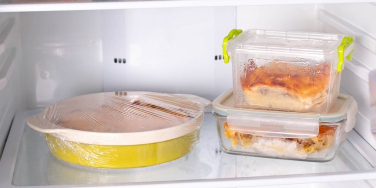 Ahli keamanan pangan menyebut makanan panas aman langsung masuk kulkas. Simak cara penyimpanan yang tepat agar tidak terkontaminasi bakteri.