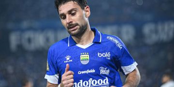 Bek Persib Bandung Frans Putros kehilangan HP saat pawai juara Super League 2026. Simak kronologi dan penjelasan Wali Kota Bandung.