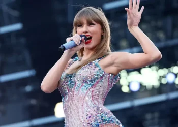 Pixar memberikan klarifikasi terkait rumor Taylor Swift mengisi soundtrack Toy Story 5 yang sempat ramai diperbincangkan penggemar.