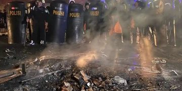 Kericuhan terjadi di Bandung saat May Day. Polisi memastikan pelaku bukan buruh melainkan kelompok tak dikenal yang sudah terorganisir. (Foto: Tribun Jabar/Hilman Kamaludin)